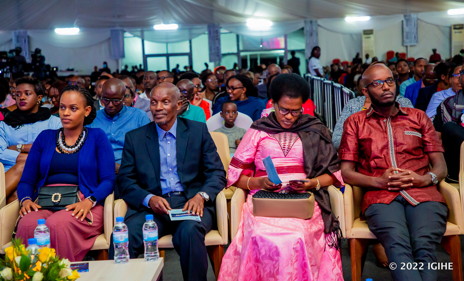 Ababyeyi n'abavandimwe ba Yvan Buravan bitabiriye iki gitaramo kiri buririmbwemo indirimbo ye 'Gusaakaara'