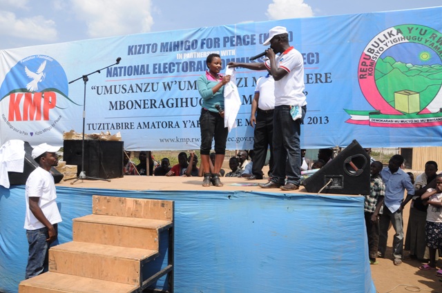Abaturage babazwa ibibazo ku burere mboneragihugu no ku matora, bagahabwa ibihembo