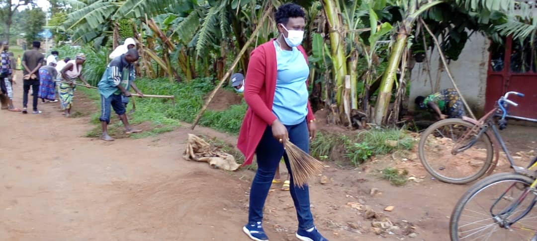 Guverineri w'Intara y'Amajyepfo, Kayitesi Alice yifatanyije n'abo mu Murenge wa Shyogwe mu muganda wo gusukura aho batuye