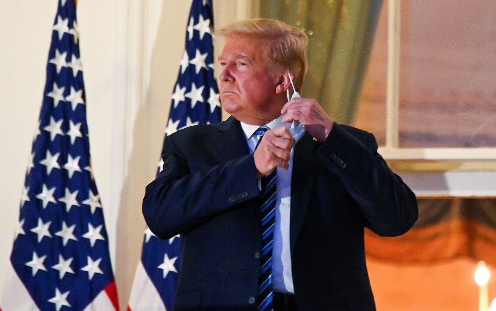 Trump akigera muri White House, yahise akuramo agapfukamunwa yaje yambaye