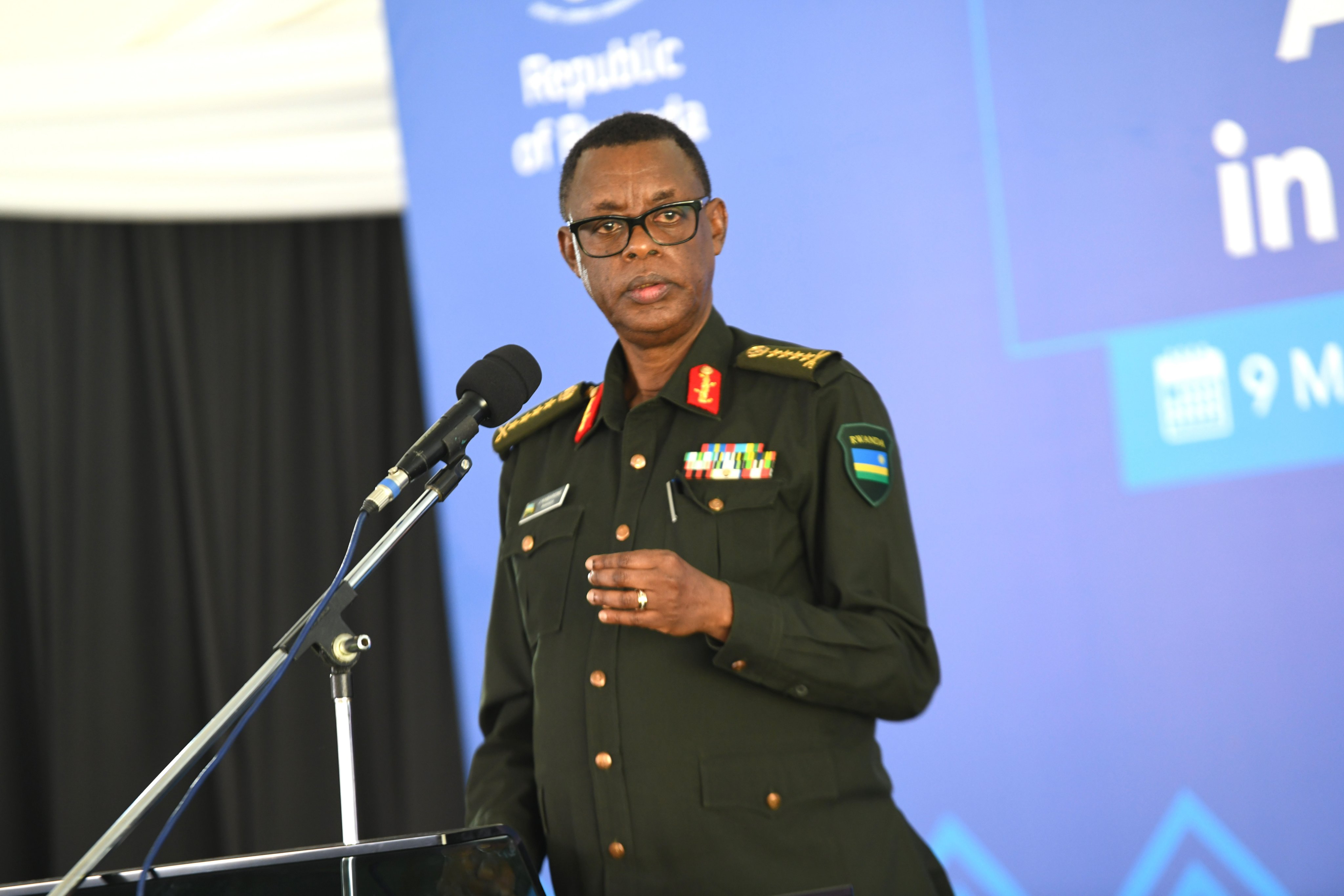 Gen Kabarebe ubwo yagezaga ikiganiro ku rubyiruko i Mutobo, yashimangiye ko ikibazo cya FDLR atari imibare y'abarwanyi bayo, ahubwo ari ingegabitekerezo yabo
