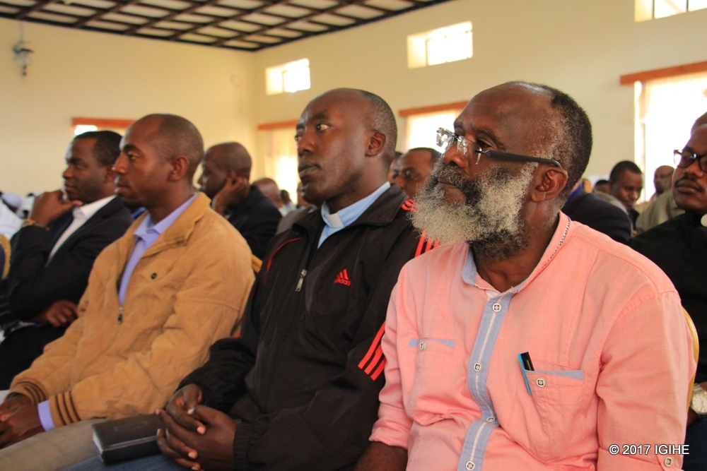 Abapadiri bari gusobanurirwa umuzi wa "Ndi Umunyarwanda" ngo bazayicengeze mu bakirisitu