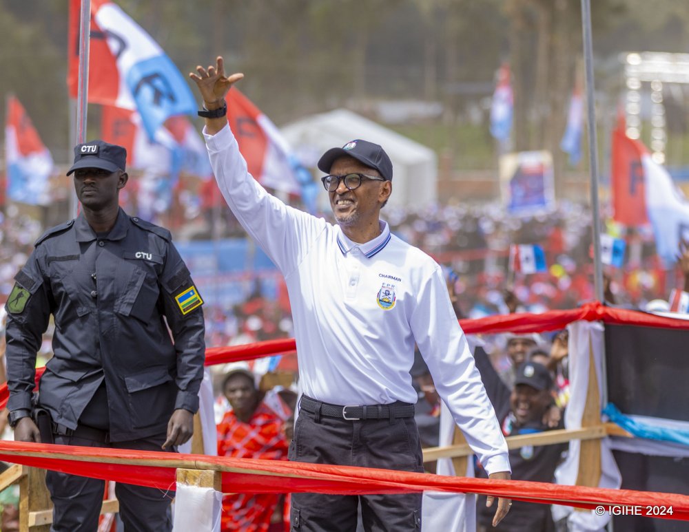 Perezida Kagame asuhuza Abanya-Musanze babukereye bamwereka urukundo