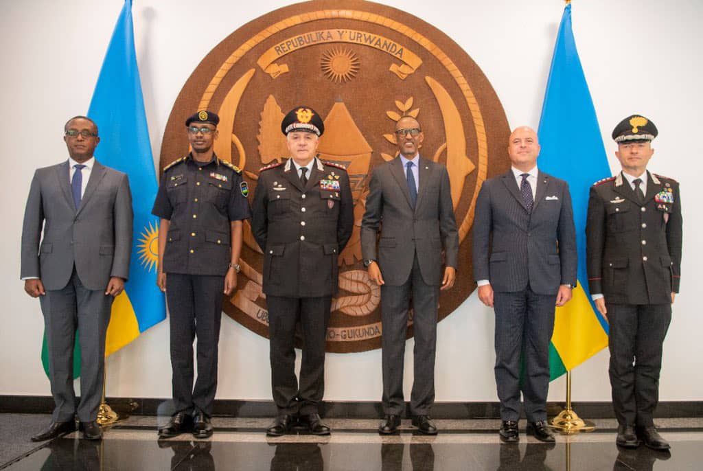 Nyuma y'ibiganiro, Perezida Kagame n'Umuyobozi Mukuru wa Polisi y’u Butaliyani, Lt Gen Teo Luzi (uwa gatatu ibumoso) bafashe ifoto y'urwibutso bari kumwe n'abari babaherekeje