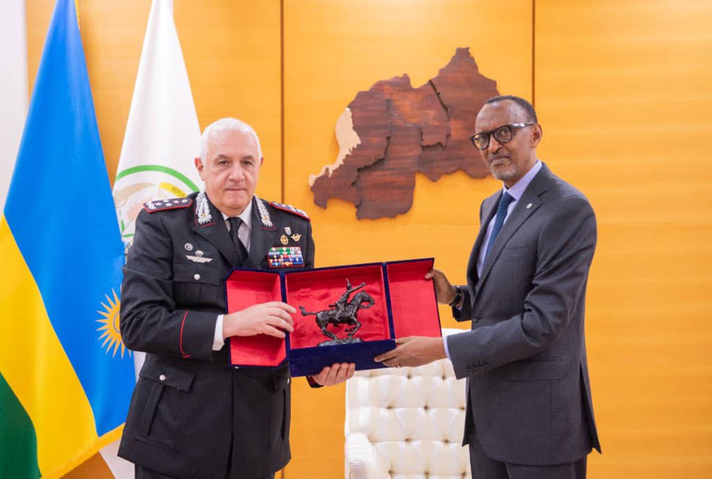Umuyobozi Mukuru wa Polisi y’u Butaliyani, Lt Gen Teo Luzi yahaye Perezida Kagame impano
