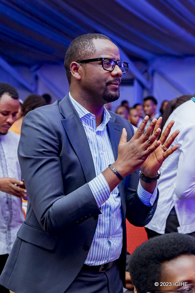 Kagame Peter yanyuzwe n'impano ya Josh Ishimwe