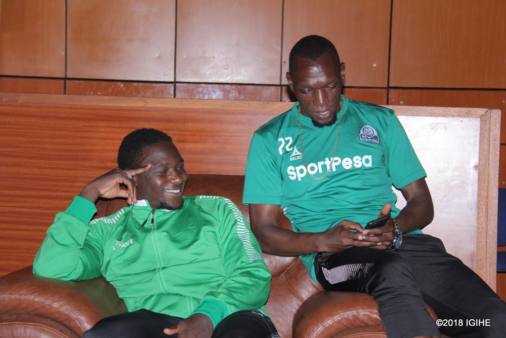 Rutahizamu Kagere Meddie (iburyo) yiteguye guhura na Rayon Sports