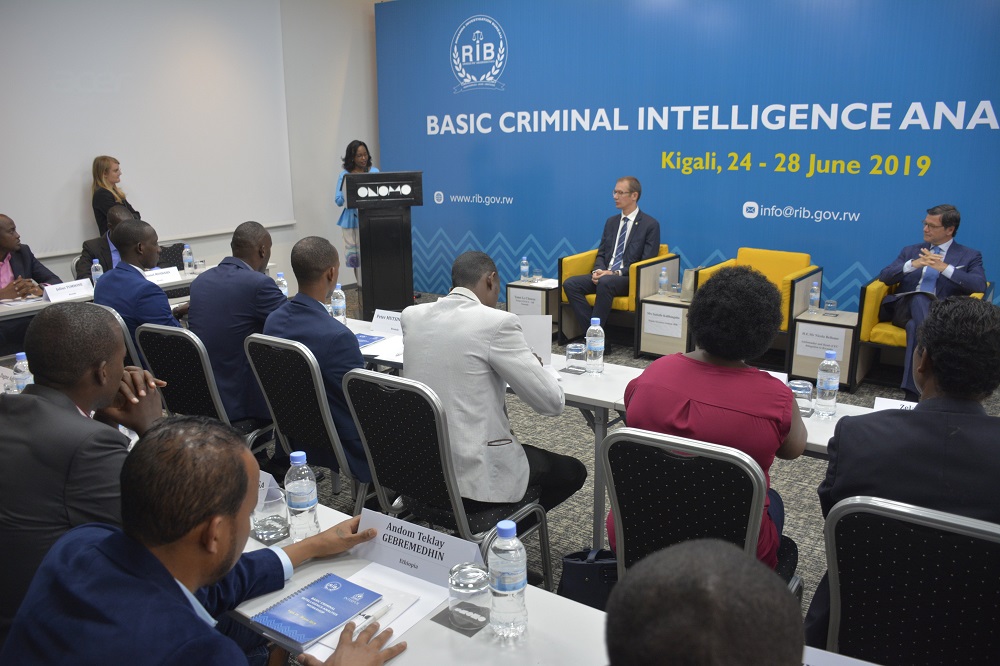 Umunyamabanga Mukuru wungirije muri RIB, Isabelle Kalihangabo yavuze ko ibyaha ndengamipaka biba byateguwe neza ku buryo bisaba abagenzacyaha bafite ubunararibonye