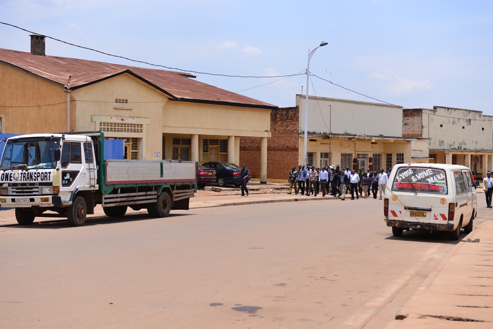 Minisitiri w'Intebe n'abandi bayobozi bagendaga mu muhanda bitegereza uko ibikorwa bimwe birimo kwangirika
