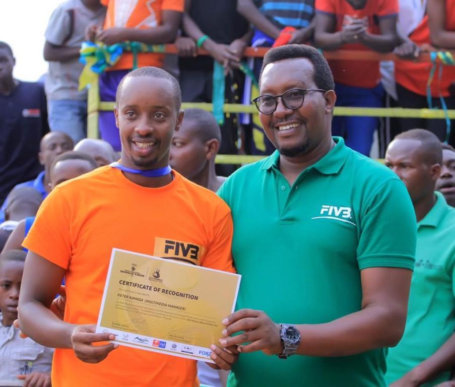 FRVB iherutse guhemba umutoza, Peter Kamasa nko kumushimira ibyo akomeje guha umukino wa Volleyball