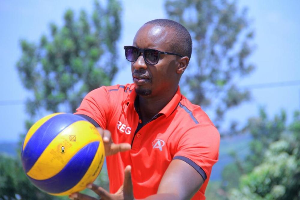 Ni umutoza wanakinnye umukino wa Volleyball
