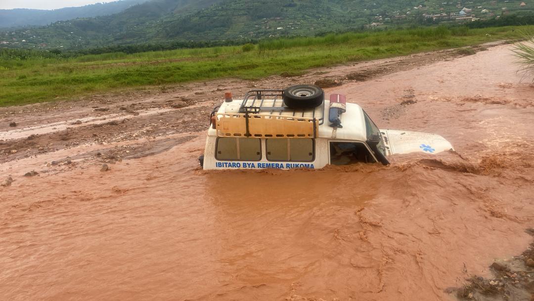 Imbangukiragutabara yari itwaye umurwayi ku Bitaro bya Remera-Rukoma yaheze mu isayo, hitabazwa 'Breakdown' iyikuramo
