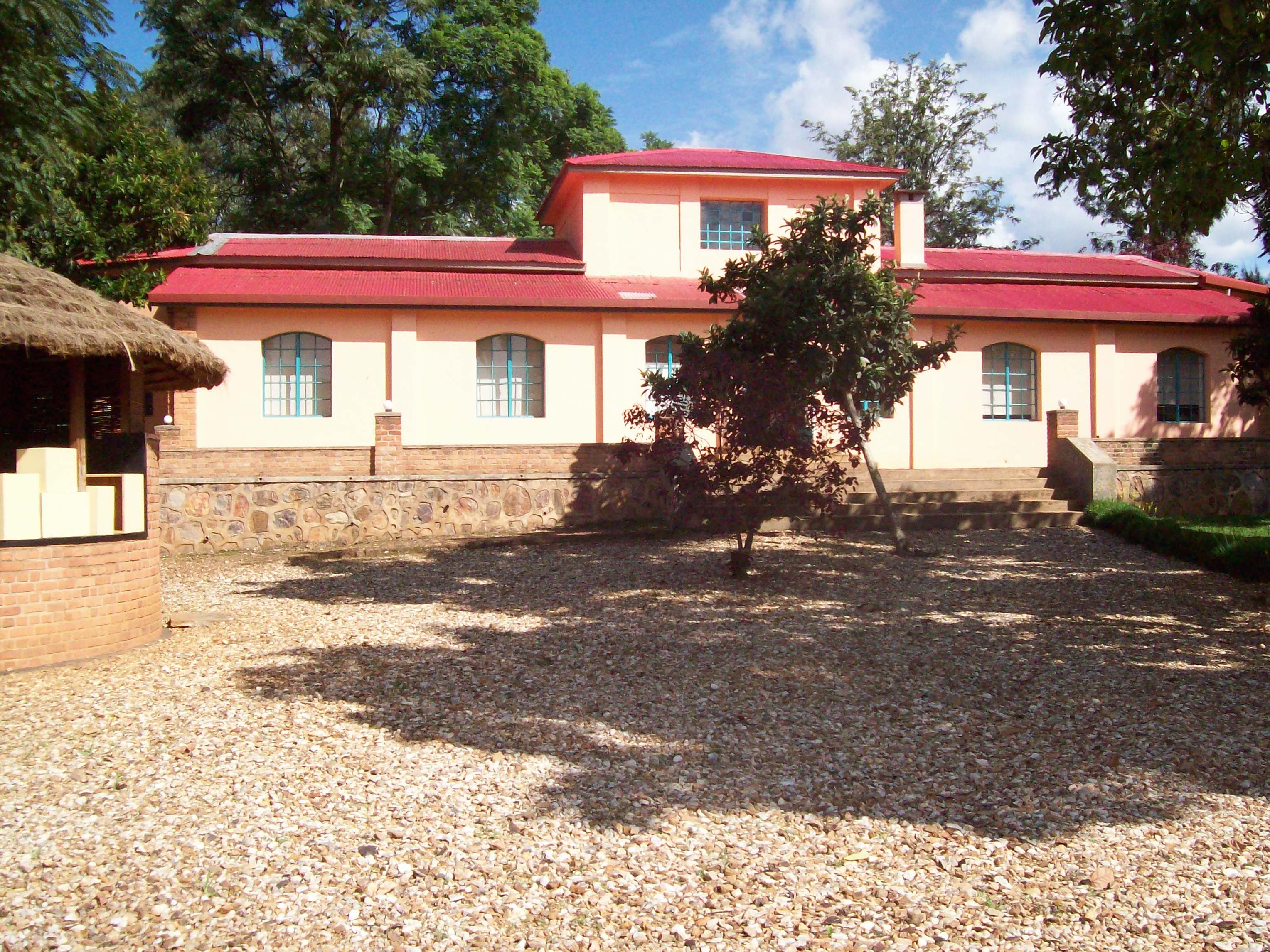 Mu gikari h'inzu ya Richard Kandt ibarwa nk'inzu ya mbere igezweho yubatswe muri Kigali n'ubu ikba ikiriho nyuma y'imyaka 100