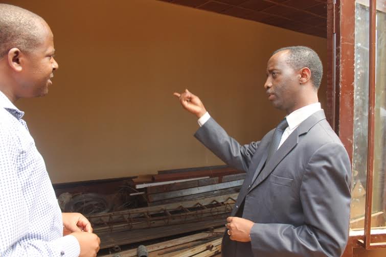 Umuyobozi mukuru wa BRD Alex Kanyankore avugana na Uwanyirigira Claudien