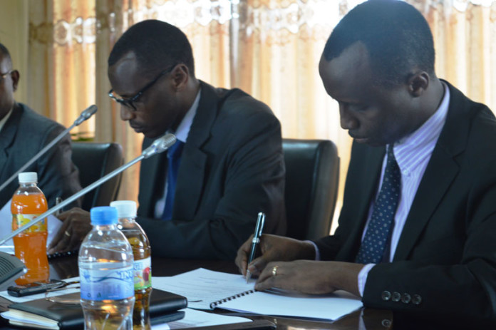 Kanyankore na Minisitiri Musafiri bashyira umukono ku masezerano