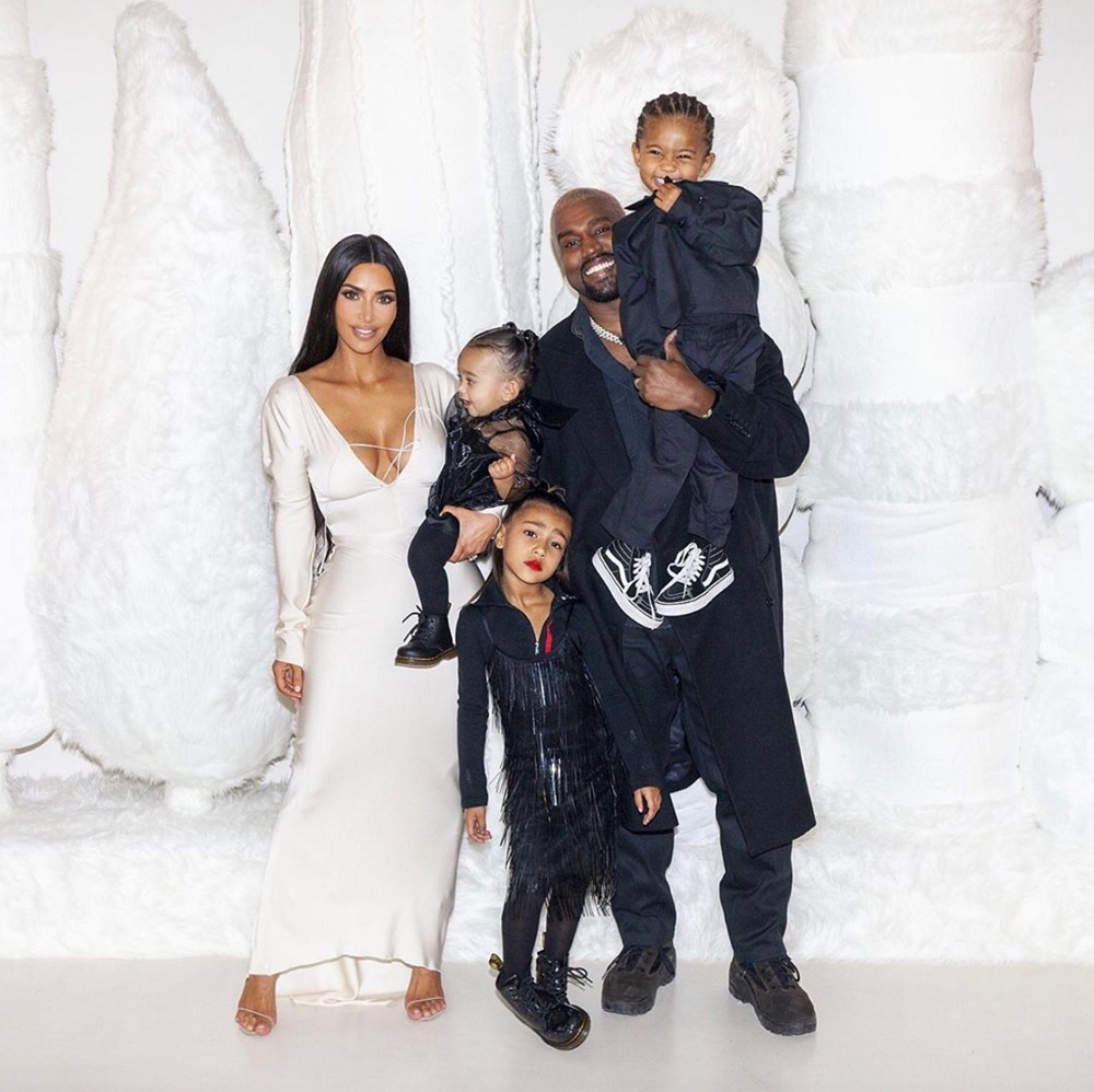 Kanye West, umugore we Kim Kardashian n'abana babo mbere yo kubyara umwana wa kane