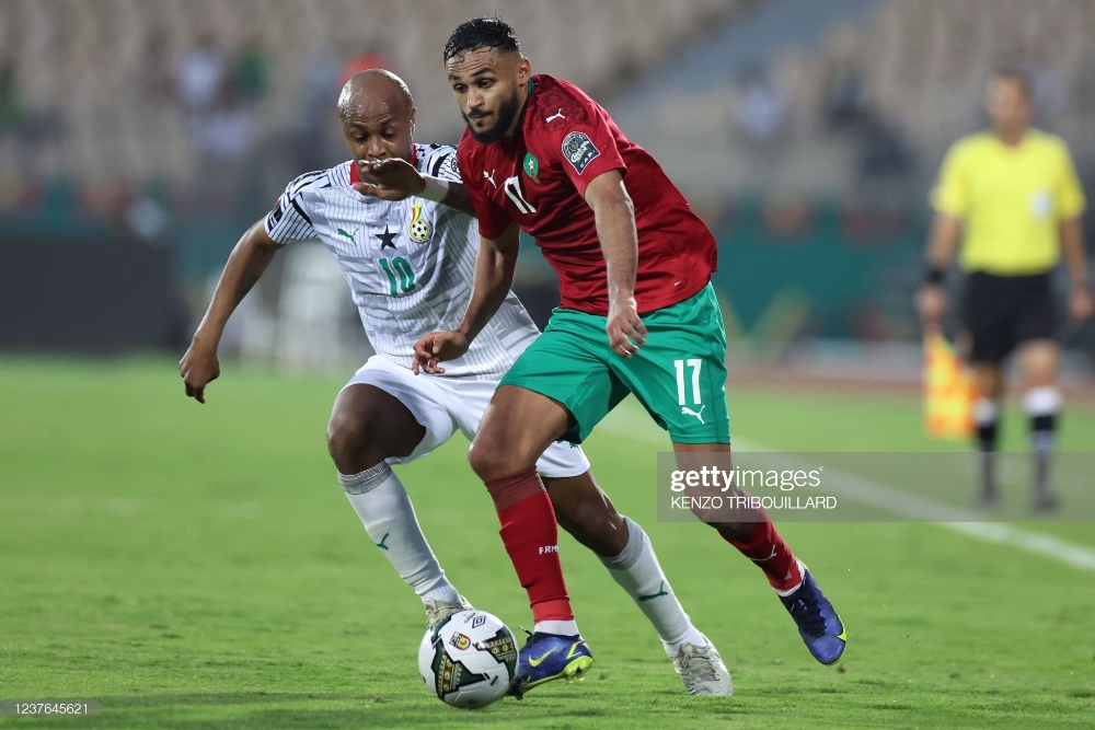 Kapiteni wa Ghana Andre Ayew ahanganiye umupira na Sofiane Boufal