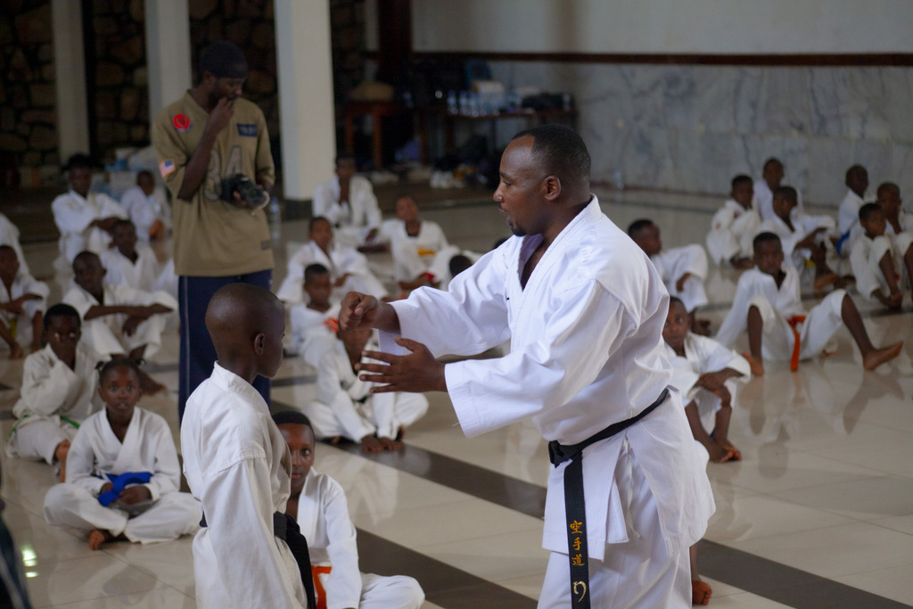 Sensei Mwizerwa Dieudonné yereka abana zimwe muri tekinike z'umukino wa Karate
