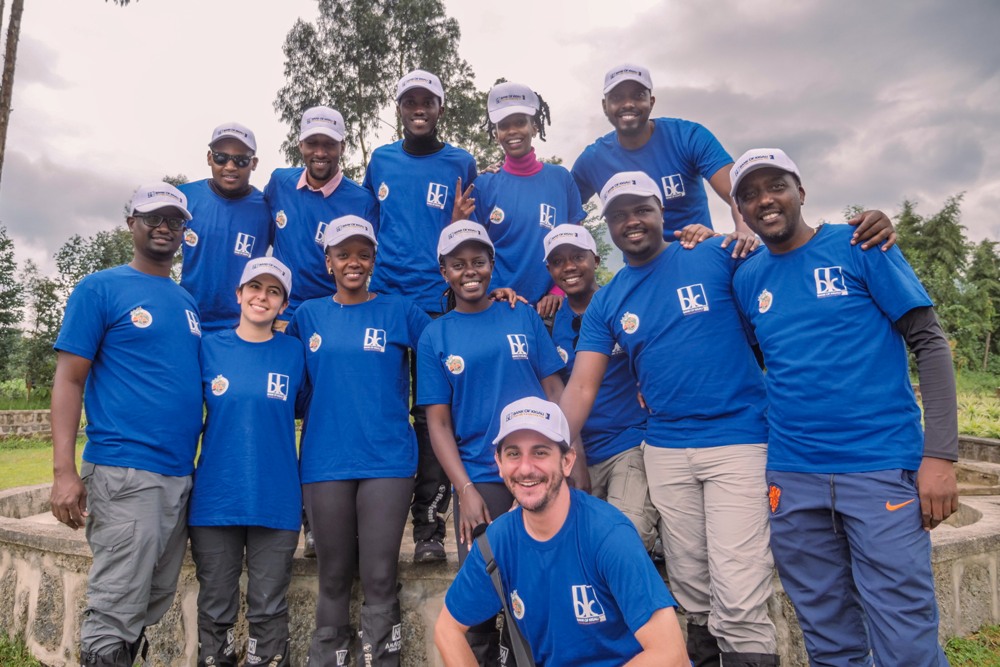Abakozi ba BK n'aba Agahoze Shalom bishimiye kuzamuka Kalisimbi mu rugendo rwatanze umusaruro