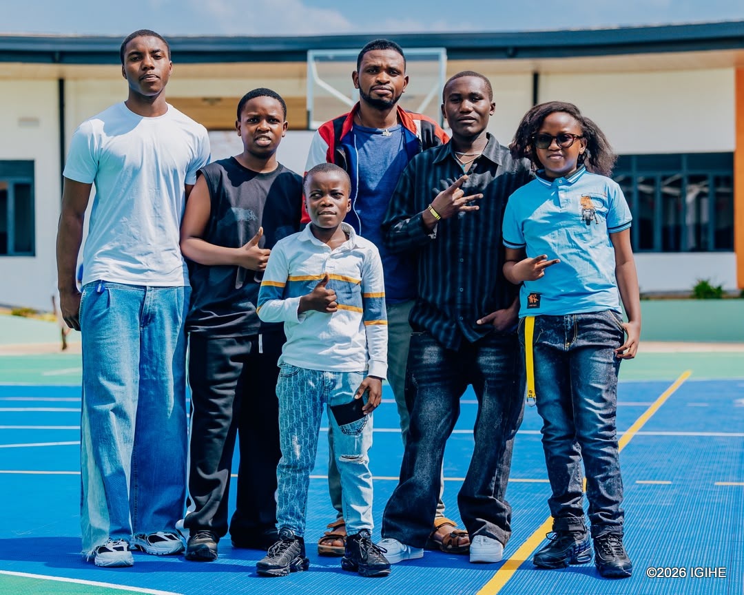 Karyuri asigaye abyinana n'abana b'inshuti ze barimo aba Sarongo usigaye amurera