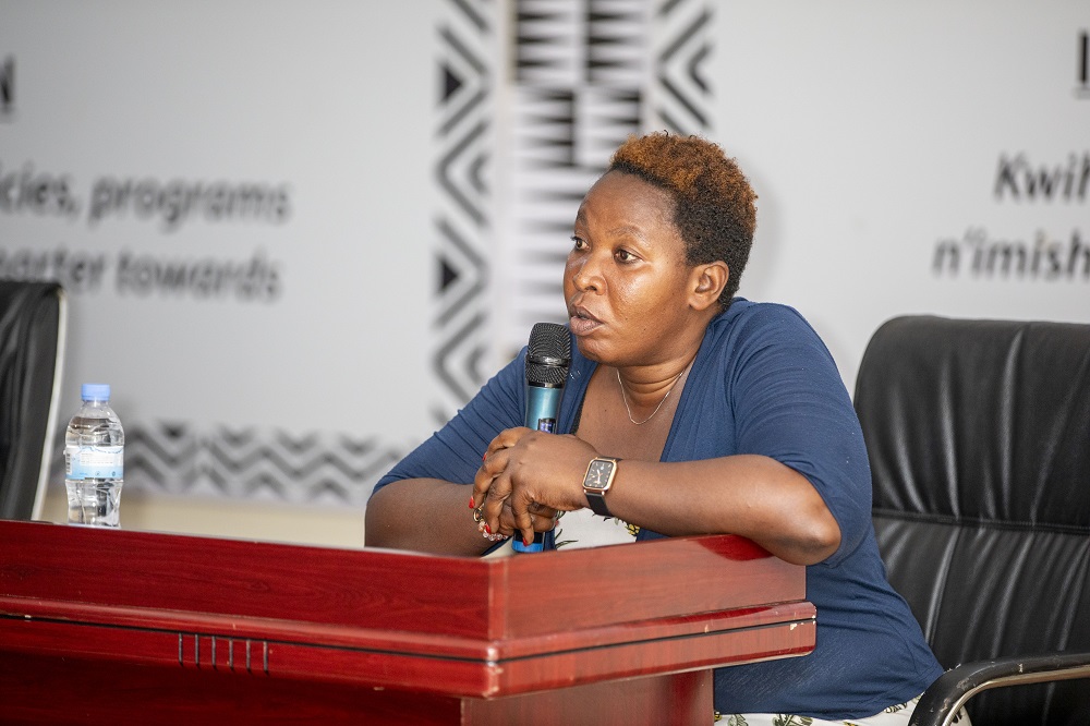 Kayirangwa Beatha uhinga avoka yavuze ko umusaruro yeza wiyongeye nyuma yo guhabwa inkunga n'umushinga wa SAIP agatangira kuhira akaba asarura toni icyenda z'avoka ku mwaka