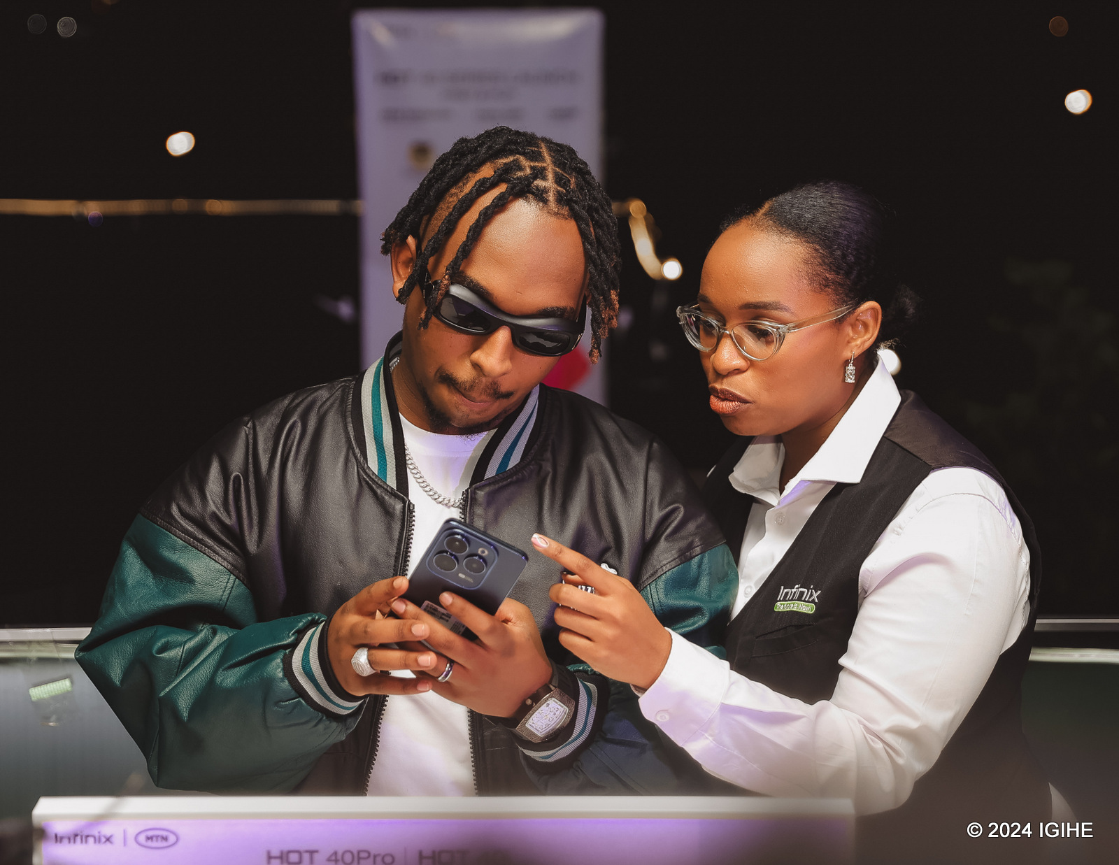 Kenny Sol yerekwa n'umwe mu bakozi ba Infinix imiterere ya telefoni nshya zashyizwe ku isoko
