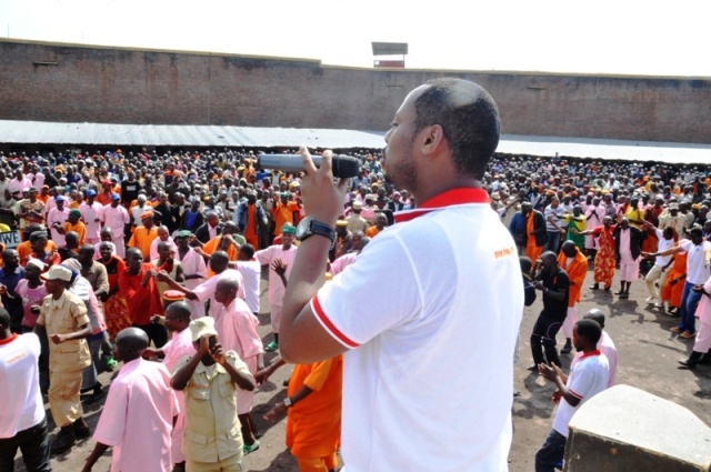 Kizito Mihigo yatanze aririmba bose bamufasha mu ndirimbo ze