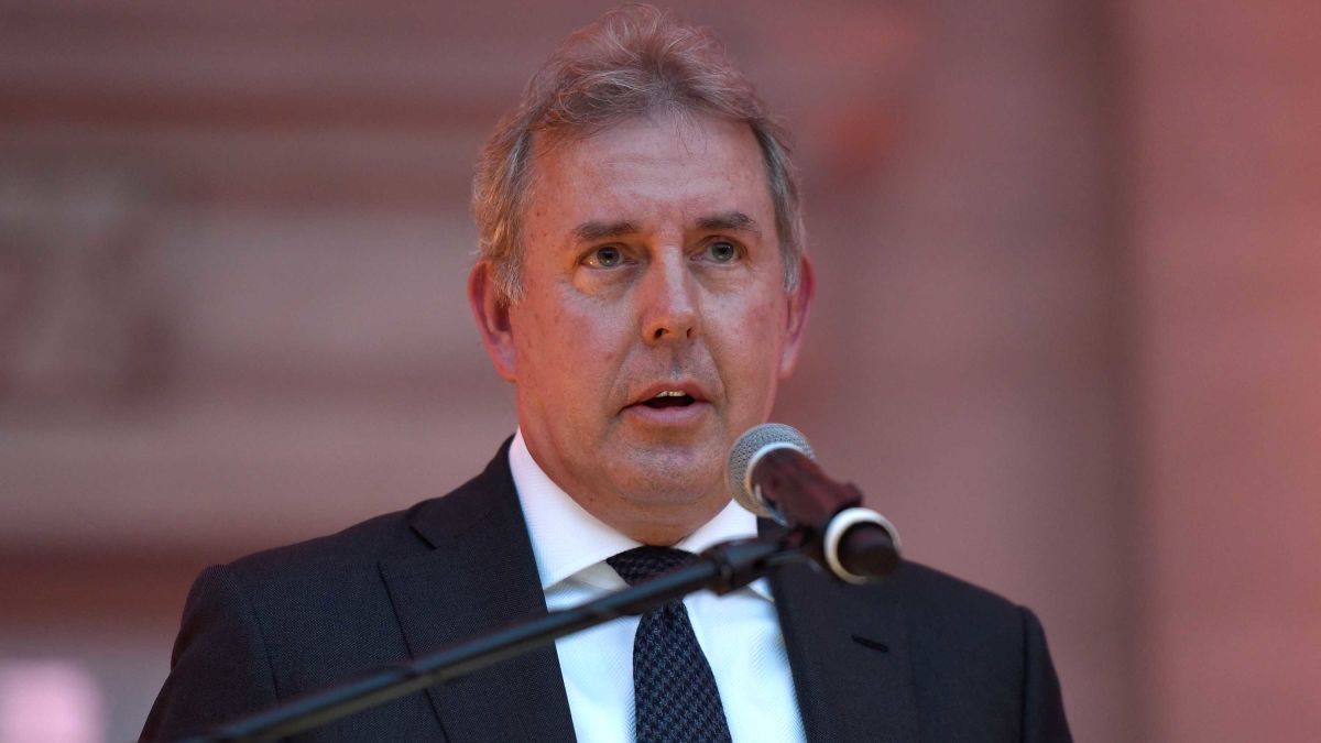 Kim Darroch wigeze kuba Ambasaderi w’u Bwongereza muri Leta Zunze Ubumwe za Amerika hagati ya 2016 na 2019 ubwo Trump yari ku butegetsi yagiriye mugenzi we inama kwibanda ku bu bakire kuko ari bo Trump aha umwanya