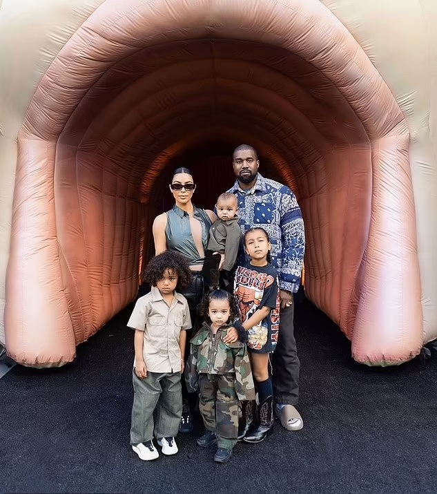 Kim Kardashian na Kanye West bafitanye abana bane