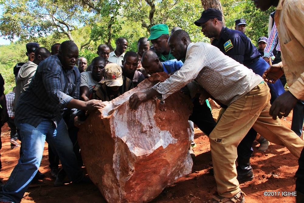 Abaturage n'abapolisi bafatanyije mu gucukura amabuye yari mu muhanda