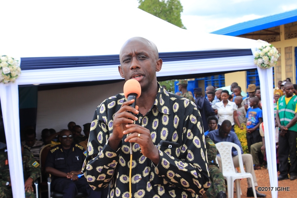 Minisitiri Kaboneka yasabye abahawe umuriro n'amazi kubifata neza kugira ngo bizabagirire akamaro