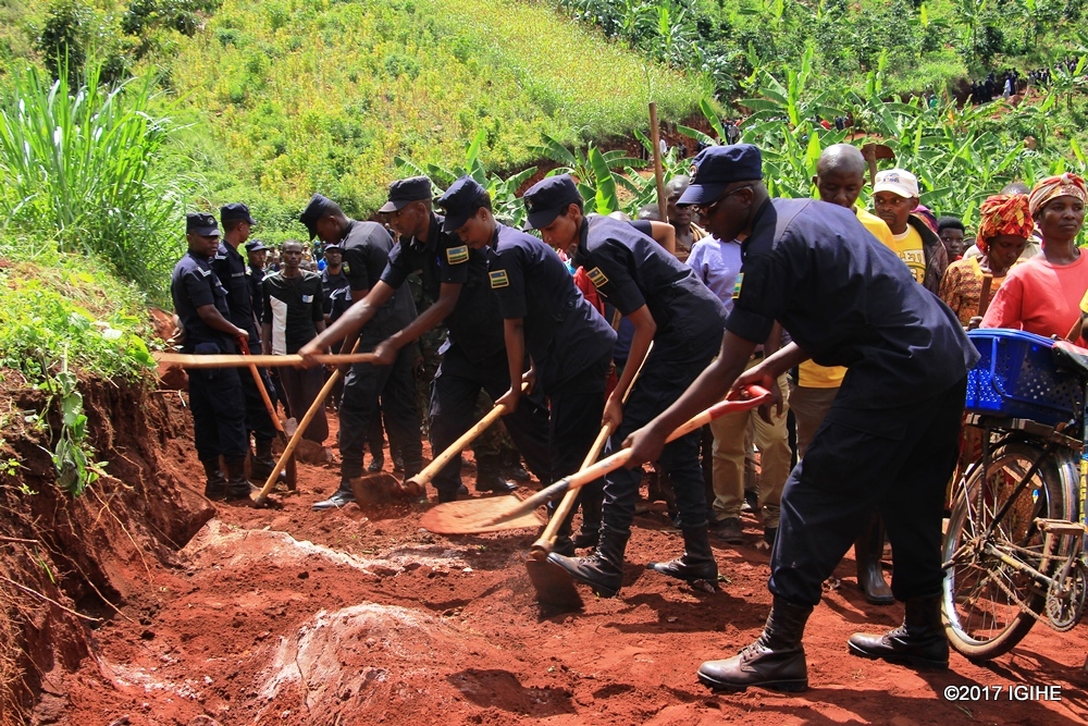 Abapolisi bafatanyije n'abaturage gukora umuganda wo gutunganya umuhanda