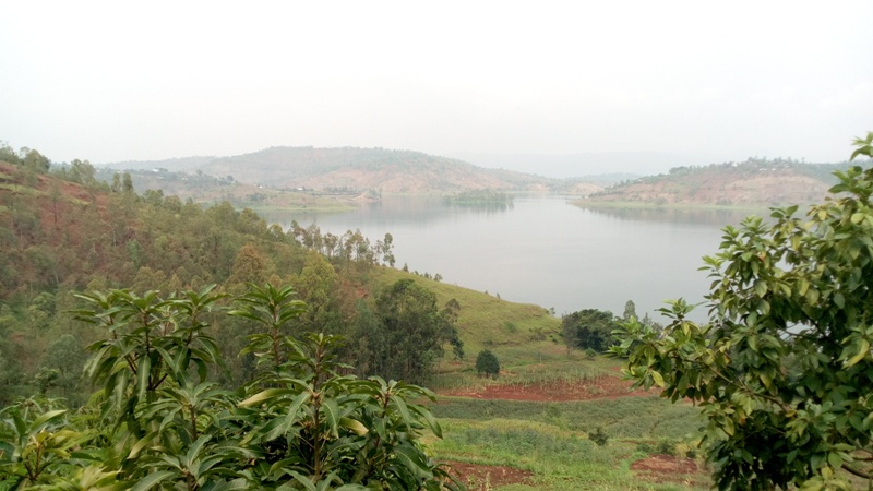 Abaturiye ikiyaga cya Kivu babangamiwe no kuba batagira amazi meza