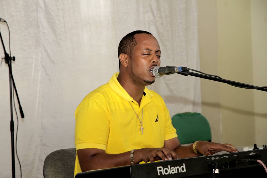 Kizito yaririmbye anacuranga indirimbo ye 'Aho kuguhomba yaguhombya'