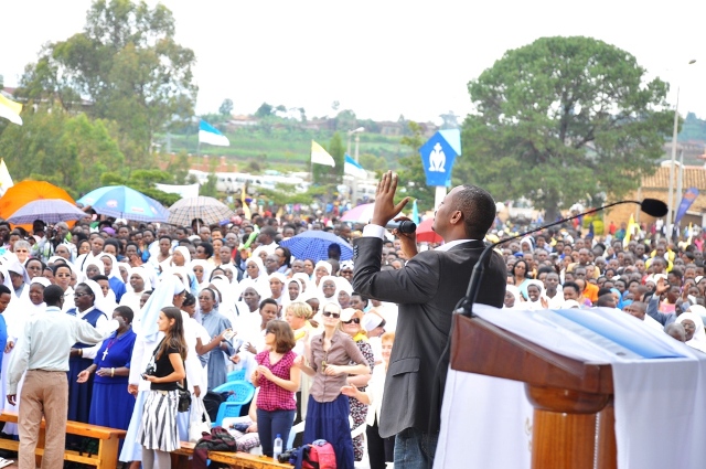 Kizito Mihigo aririmba mu misa yo kuwa 28 Ugushyingo 2013 i Kibeho