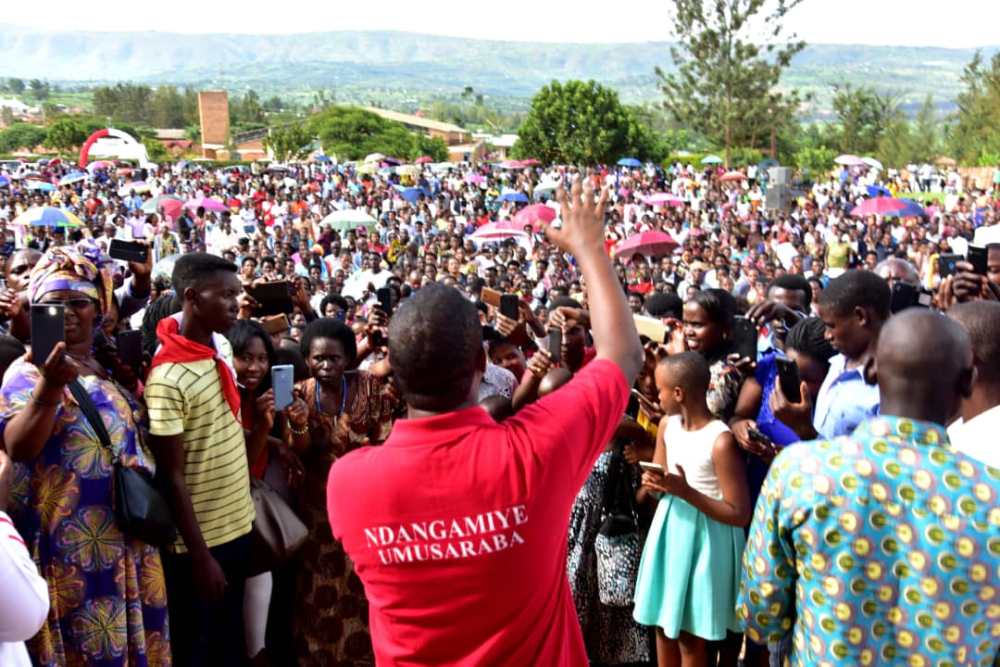 Kizito Mihigo yataramiye abakirisitu benshi cyane