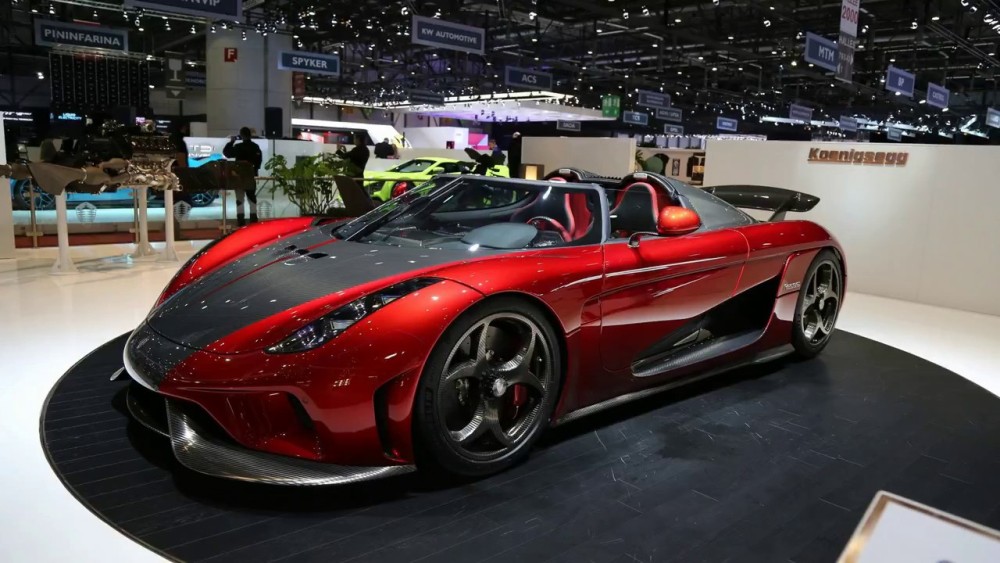 Koenigsegg Regera inywa lisansi ingana na litiro 82, uvuye hasi ifite uburebure bwa metero 1,11 mu gihe ireshya na metero 4.56
