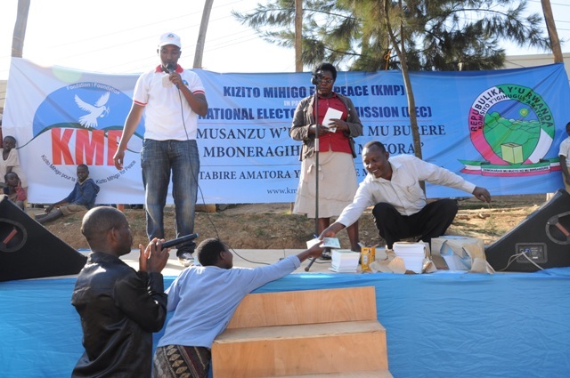 Komisiyo y'Amatora yabajije ibibazo abaturage ku matora ababitsinze ikabaha ibihembo