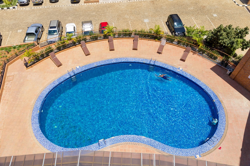 Ku bashaka koga hari Piscine nziza kandi ngari