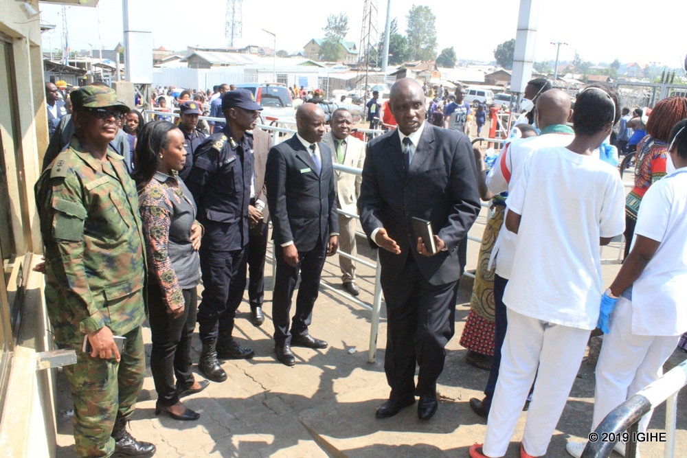 Minisitiri Gashumba yitegereza uko abaturage bapimwa Ebola