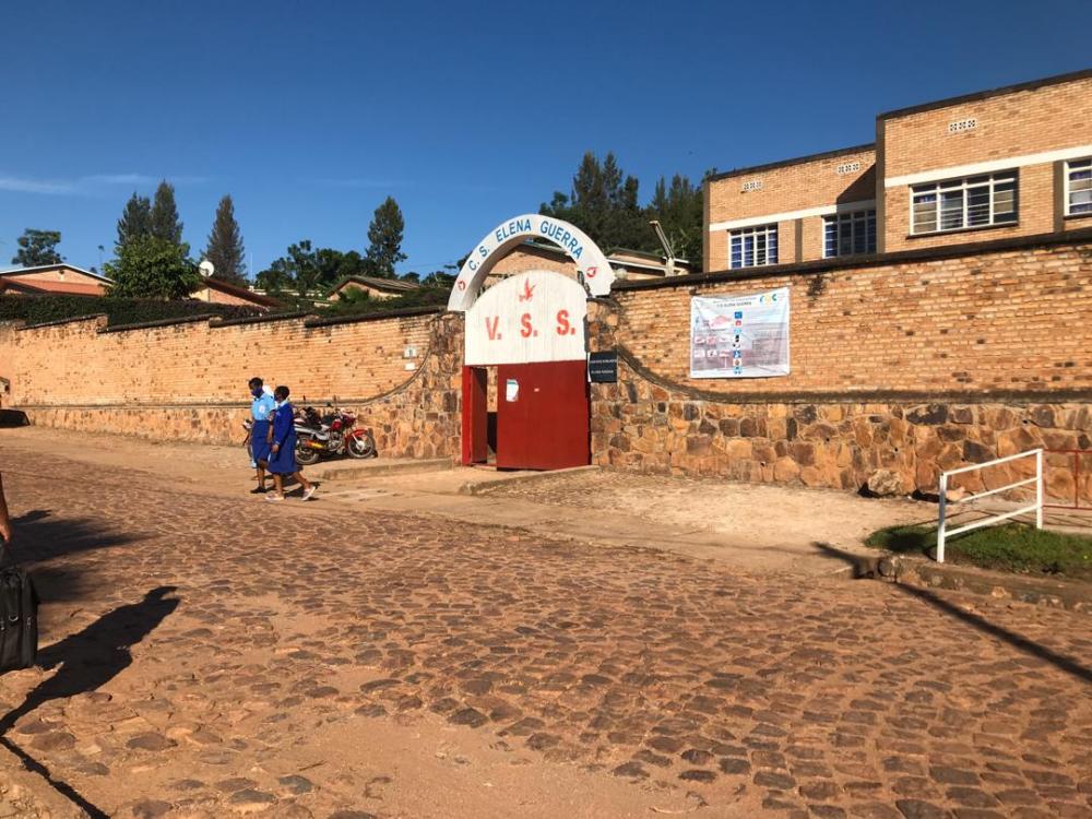 Aba banyeshuri bagonzwe ubwo bavaga aho ishuriri riri bambuka bajya ku macumbi ari hakurya