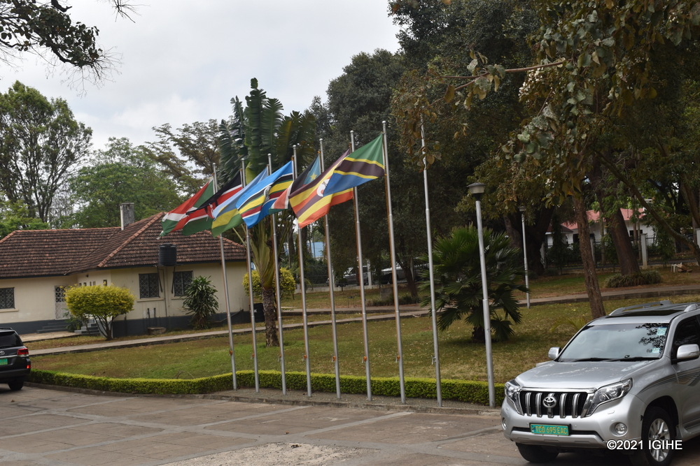 Amabendera y'ibihugu bigize EAC apepera ku cyicaro cy'uwo muryango mu mujyi wa Arusha