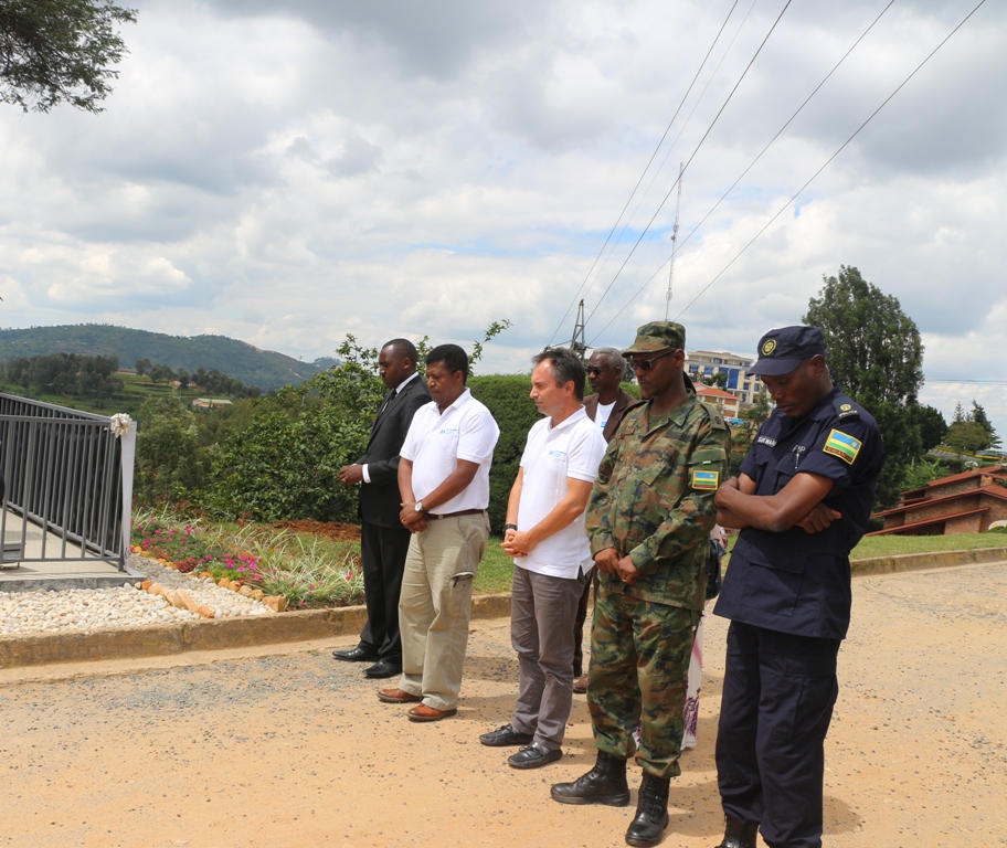 Abayobozi mu nzego zitangukanye bafashe umwanya wo kwibuka abana n'abakozi ba SOS Nyamagabe bazize Jenoside yakorewe Abatutsi
