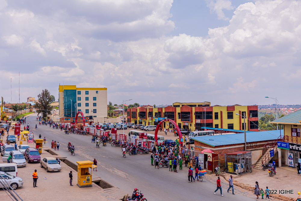 Bimwe mu byahinduye isura ya Muhanga harimo iyi gare nshya n'inyubako y'Ishuri Rikuru Gatolika rya Kabgayi, ICK