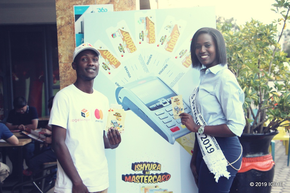 Miss Nimwiza yanaganirije abakiliya ba Simba Supermarket