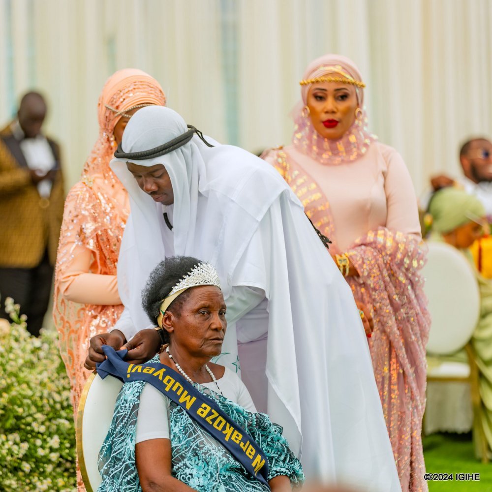 Kuva mu mutwe kugeza ku mano bari bambaye ibihenze