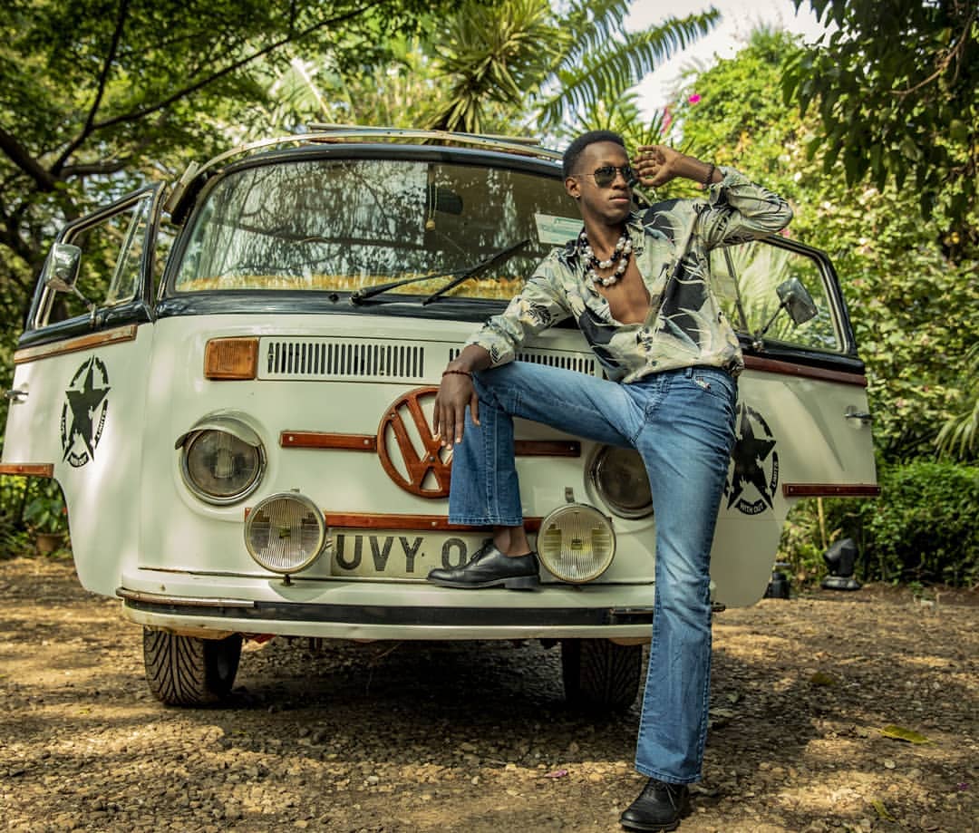 Kevin Skaa musaza wa Linda Montez akaba mubyara wa Derek nawe ni umwe mu bari gukomanga mu muziki nyarwanda
