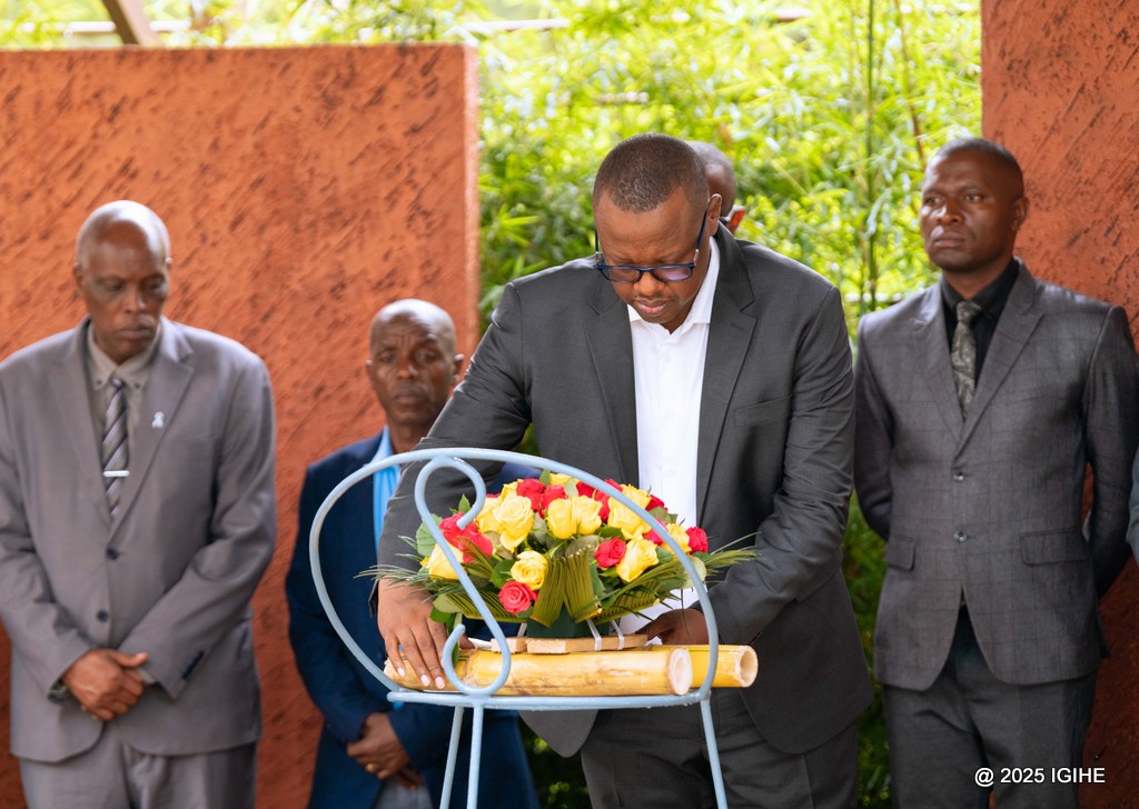 Umushumba w'Ururembo rwa Kigali muri ADEPR, Pasiteri Rurangwa Valentin, aha icyubahiro abashyinguwe muri urwo rwibutso