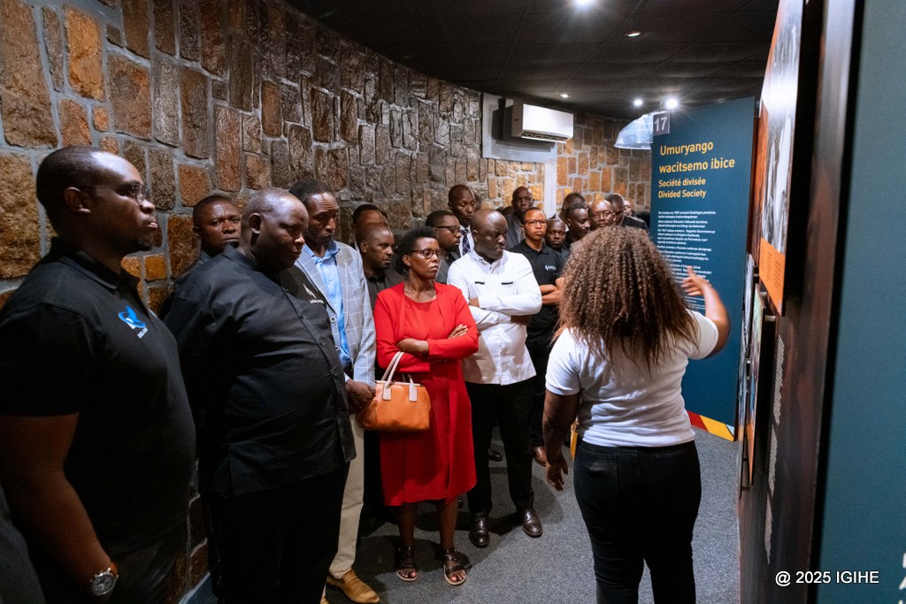 Aba bayobozi bagize umwanya wo gusura urwibutso basobanurirwa amateka y'u Rwanda