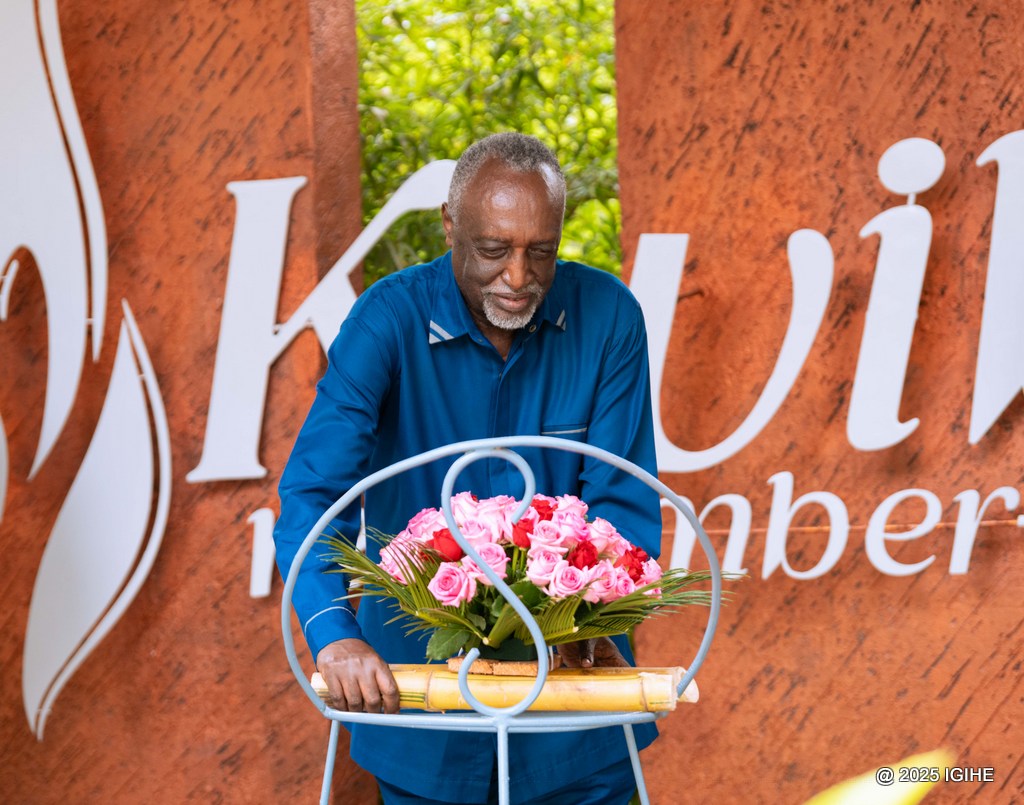 Ubwo Tito Rutaremara yashyiraga indabo ku rwibutso rwa Jenoside rwa Kigali
